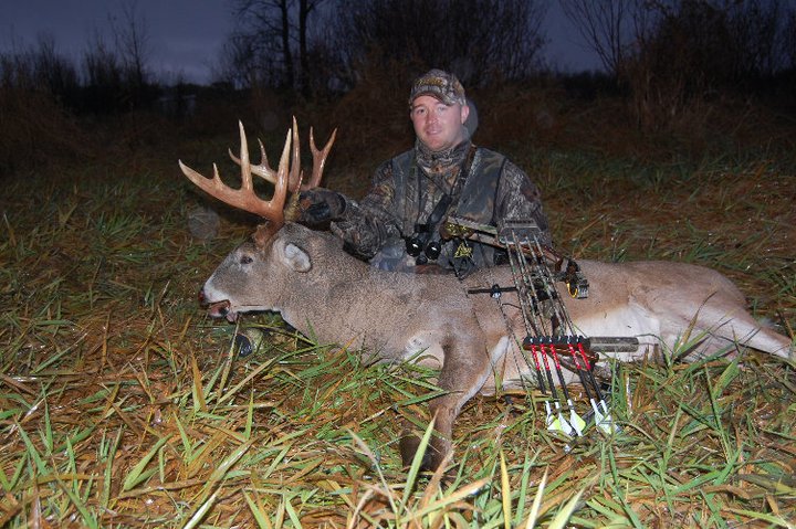 Ryan Culvey with trophy illinois whitetail